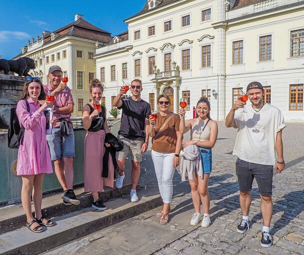 Mit einem Sundowner in der Hand geht es am Schloss auf eine Reise in die Vergangenheit. Foto: Holm Wolschendorf