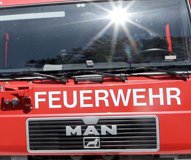 Die Remsecker Feuerwehr musste in die Hochdorfer Gartenstraße ausrücken. Symbolfoto: Bodo Schackow/dpa