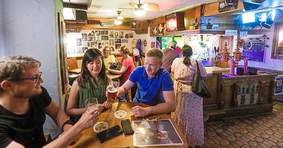In lockerer Atmosphäre können die Besucher im Clansman ein Feierabendbier genießen. Foto: Holm Wolschendorf