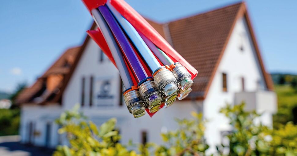 Glasfaserkabel werden bei Interesse derzeit kostenfrei bis ans Haus hin verlegt. Foto: Uwe Anspach/dpa