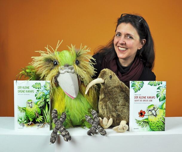 Die wahre Liebe findet sich, wo man es am wenigsten erwartet: Sabine Layh mit ihren beiden „Kakapo“-Büchern. Foto: privat