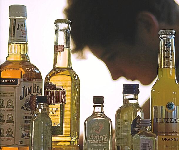 Jugendliche unter 18 Jahre dürfen hochprozentigen Alkohol nicht kaufen. Symbolfoto: Jens Büttner/dpa