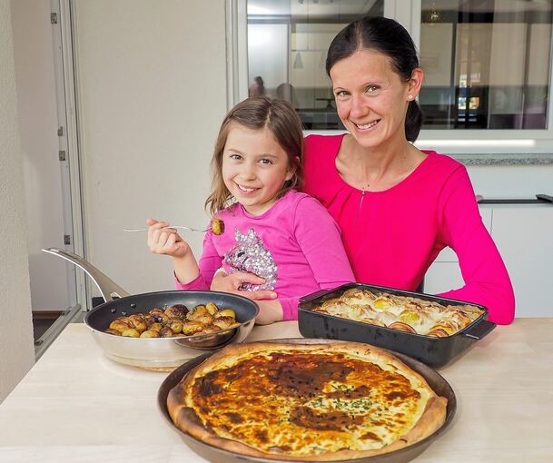 Michaela Beckbissinger und ihre jüngste Tochter Maxine haben für unsere Zeitung leckere Kartoffelgerichte zubereitet. Foto: Holm Wolschendorf