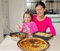 Michaela Beckbissinger und ihre jüngste Tochter Maxine haben für unsere Zeitung leckere Kartoffelgerichte zubereitet. Foto: Holm Wolschendorf