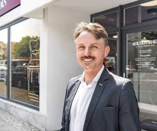 Geschäftsführer Christian Lehrle vor dem Auktionshaus Ludwigsburg an der Stuttgarter Straße 56. Foto: privat