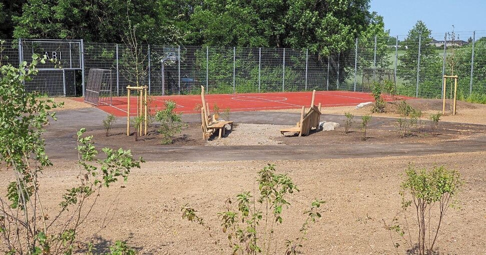 Das Gras auf dem neuen Bolzplatz ist zwar gesät, muss aber erst noch sprießen. Foto: Holm Wolschendorf