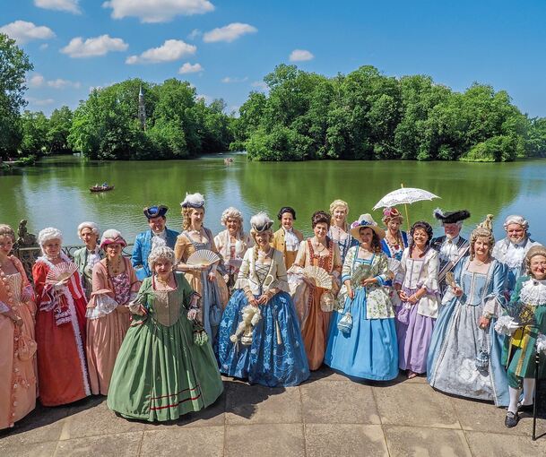 Die Venezianer am Samstag bei ihrer Flanierstunde am Monrepos. Foto: Holm Wolschendorf