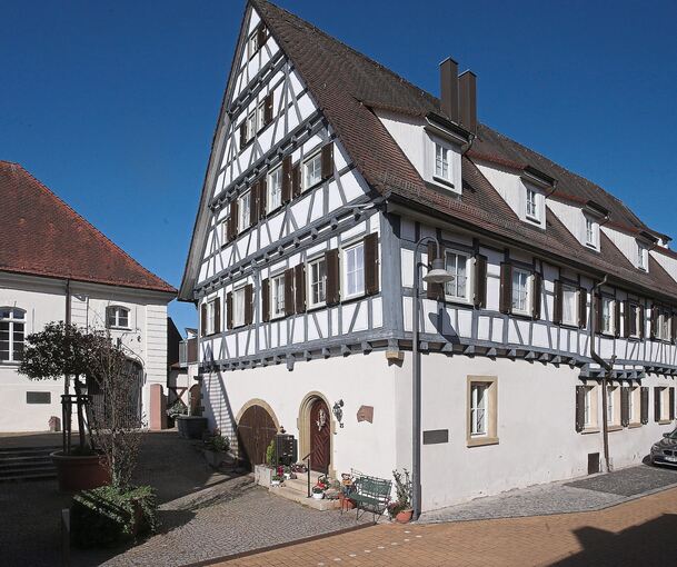 Hier nimmt alles seinen Anfang: Im früheren Judenschlössle (Fachwerkhaus) werden 1723 die ersten sechs jüdischen Familien in Freudental angesiedelt. Links im Bild das PKC, das heute versucht, die jüdische Vergangenheit in Freudental erlebbar zu mache