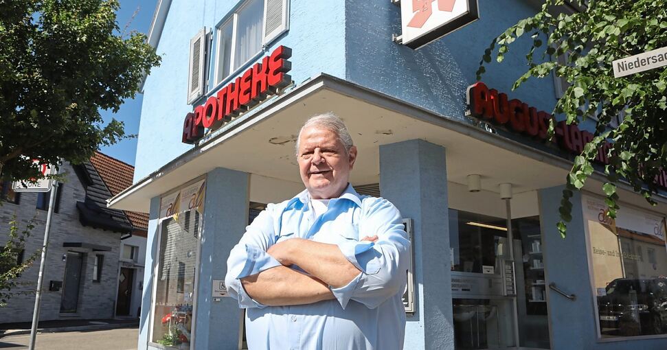 Der Apotheker Hans Werner Henniger vor der August-Lämmle-Apotheke in Oßweil, die er Ende Juli schließen will. Foto: Ramona Theiss