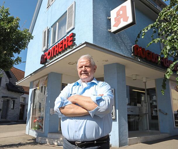Der Apotheker Hans Werner Henniger vor der August-Lämmle-Apotheke in Oßweil, die er Ende Juli schließen will.