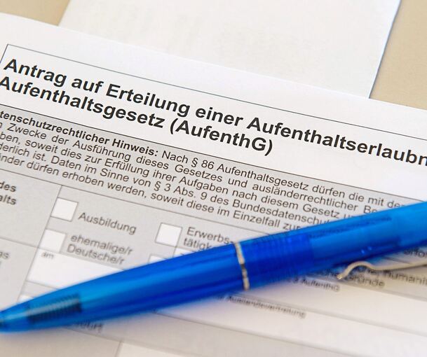 Ein Antrag auf eine Aufenthaltserlaubnis liegt auf dem Tisch einer Ausländerbehörde: Bis man dort einen Termin bekommt, kann es aber mitunter dauern. Foto: Wolfram Kastl/dpa