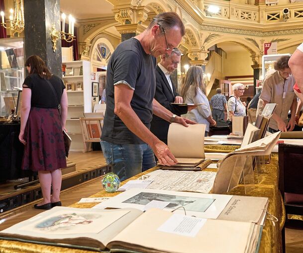 Es ist wieder soweit: Bei der Antiquaria in der Musikhalle darf nach drei Jahren Pause endlich wieder gestöbert werden. Foto: Andreas Becker