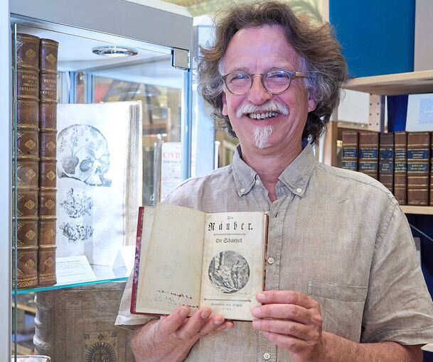 Der Würzburger Antiquar Daniel Osthoff präsentiert unter anderem ein kleines, aber feines (und daher auch teures) Exemplar von Schillers „Die Räuber“. Foto: Andreas Becker