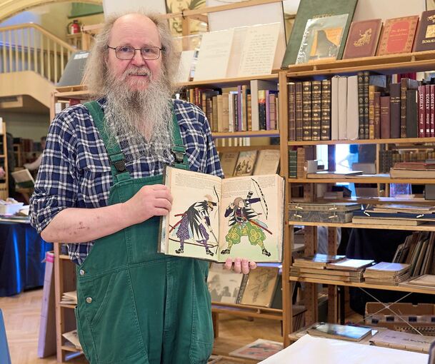 Der Ex-Ludwigsburger Jürgen Fetzer präsentiert Reiseberichte und alte japanische Mangas. Foto: Andreas Becker