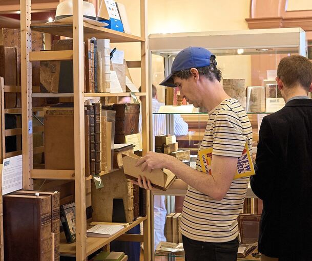 Es ist wieder soweit: Bei der Antiquaria in der Musikhalle darf nach drei Jahren Pause endlich wieder gestöbert werden. Foto: Andreas Becker