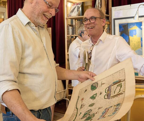 Es ist wieder soweit: Bei der Antiquaria in der Musikhalle darf nach drei Jahren Pause endlich wieder gestöbert werden. Foto: Andreas Becker