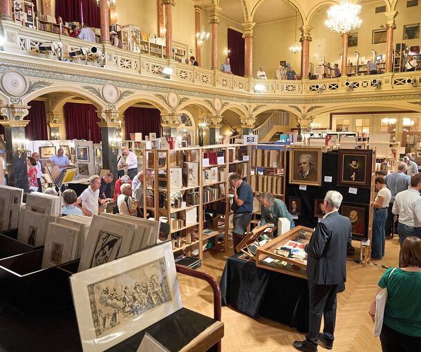 Es ist wieder soweit: Bei der Antiquaria in der Musikhalle darf nach drei Jahren Pause endlich wieder gestöbert werden. Foto: Andreas Becker