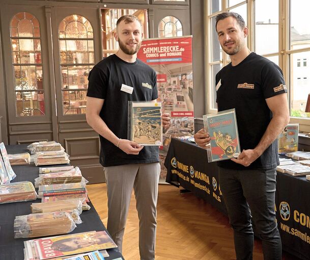Die „Sammlerecke“ aus Ludwigsburg: Juniorchef Julian Maier (rechts) präsentiert die Originalausgabe der ersten Micky Maus. Foto: Andreas Becker