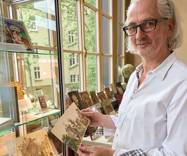 Der Berliner Antiquar MIchael Jahn mit den Entwürfe zu Goethes „Faust“. Foto: Andreas Becker
