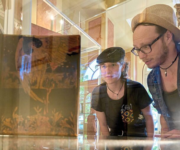 Es ist wieder soweit: Bei der Antiquaria in der Musikhalle darf nach drei Jahren Pause endlich wieder gestöbert werden. Foto: Andreas Becker