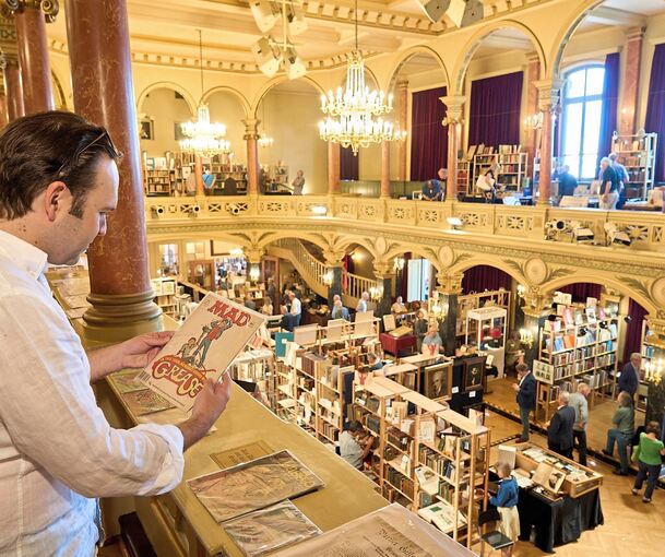 Es ist wieder soweit: Bei der Antiquaria in der Musikhalle darf nach drei Jahren Pause endlich wieder gestöbert werden. Foto: Andreas Becker