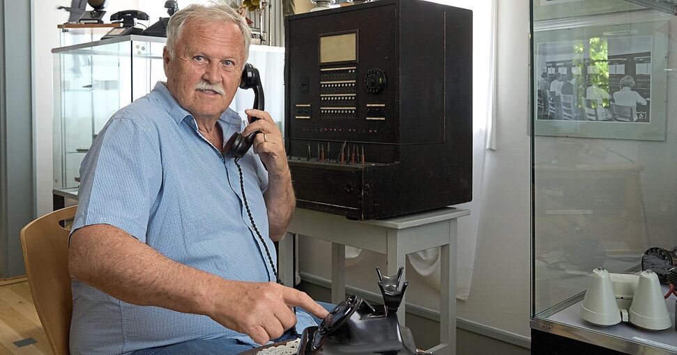 Wolfgang Müller am Telefon mit Wählscheibe. Fotos: Andreas Becker
