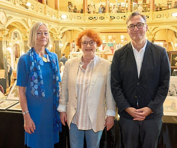 Preisträgerin Evelin Förster (Mitte) mit der Vorsitzenden des Vereins Buchkultur, Petra Bewer, und Laudator Achim Bonte. Foto: Andreas Becker