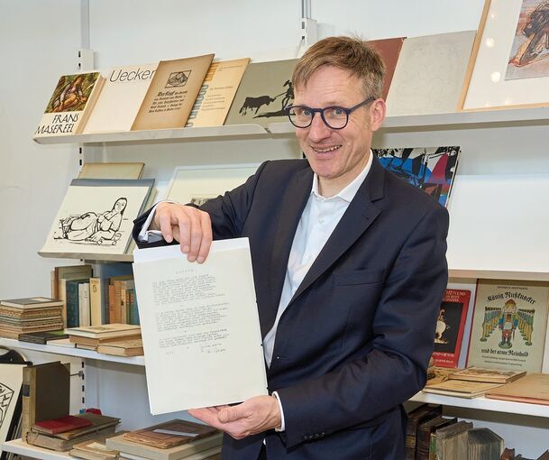 Roger Sonnewald hat Dokumente von Hermann Hesse im Gepäck. Foto: Andreas Becker