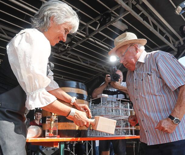 Ein buntes Fest feiern die Kornwestheimer. OB Ursula Keck sticht das Fass an.Fotos: Ramona Theiss