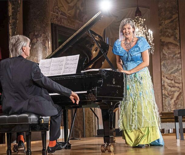 Marlis Petersen im Ordenssaal des Ludwigsburger Schlosses, am Flügel begleitet von Stephan Matthias Lademann. Foto: Reiner Pfisterer