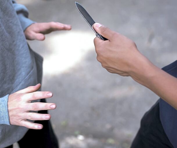 Ein 17-Jähriger wurde mit einem Messer verletzt.