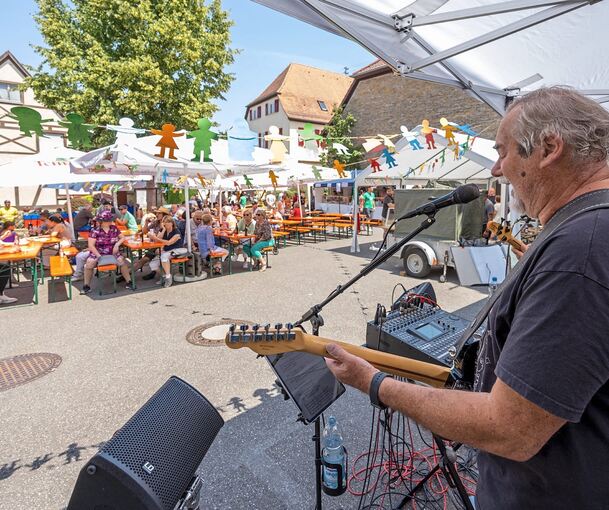 Bei sommerlichen Temperaturen heizt die Old River Band den Festbesuchern zusätzlich ein. Foto: Andreas Essig