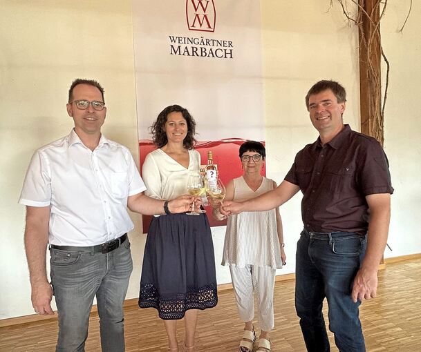 Bürgermeister Jan Trost, Antje Friedrich, Monika Schreiber und Matthias Hammer stoßen mit der neuen Cuvée an. Foto: privat
