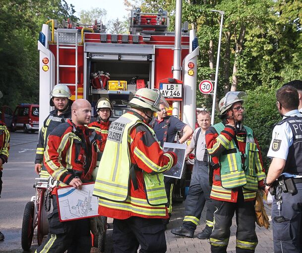100 Feuerwehrleute aus dem Landkreis wurden zum Besigheimer Freibad beordert. Fotos: Alfred Drossel