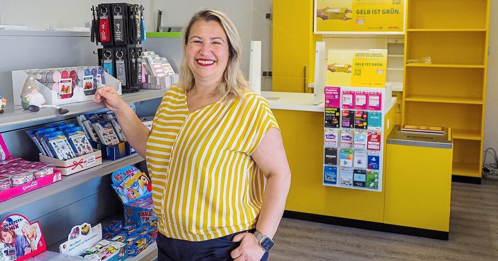 Am Samstag kann es losgehen: Ahu Akin eröffnet in Neckarweihingen die Papeterie am Neckar. Damit hat der Stadtteil auch wieder eine Postfiliale. Foto: Holm Wolschendorf