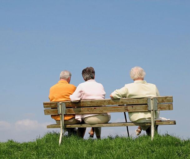Mehr Platz zum Schwätzen und Verweilen wünschen sich die Hessigheimer. Deshalb sollen zusätzliche Bänke im Ort aufgestellt werden. Foto: Alexander Paul Thomass/stock.adobe.com