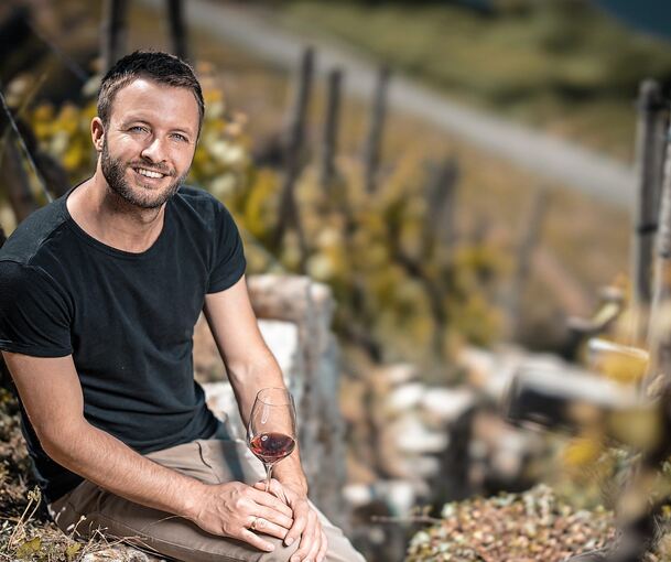 Patrick Hilligardt weiß, wie hart die Arbeit im Weinberg ist, ehe man ein gutes Tröpfchen trinken kann. Foto: Daniel Schneider/p
