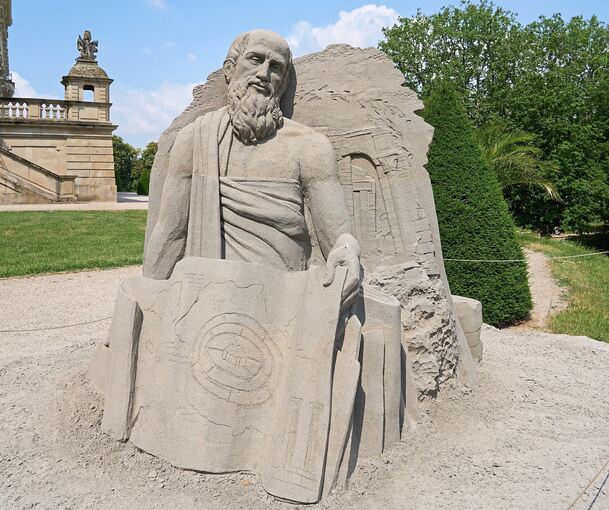 Der griechische Philosoph Platon ist schon da.