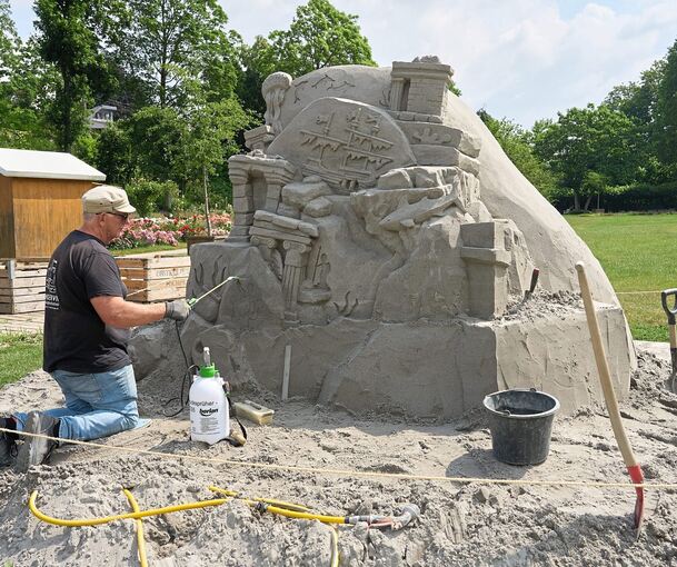 Kevin Crawford arbeitet noch an einer Skulptur zum Thema Atlantis. Fotos: Andreas Becker