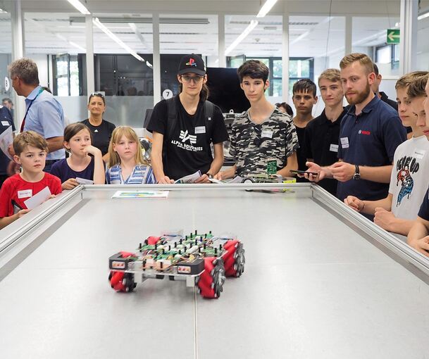 Die Stuzubis von Bosch zeigen den Besuchern die Technik rund um die ferngesteuerten Autos.