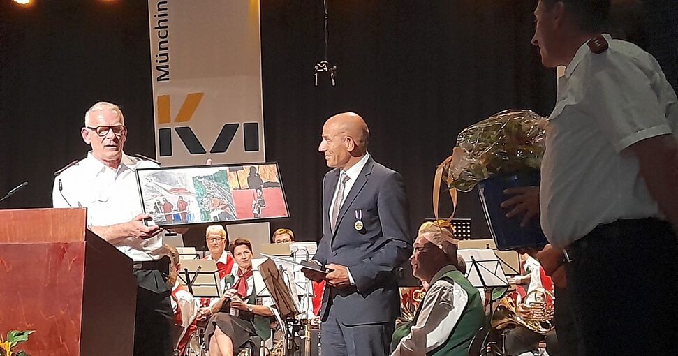 Vizekommandant Jürgen Hieber überreichte dem „Kameraden Joachim“ ein Bild. Foto: jsw