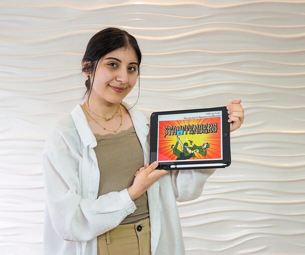 Sara Zor präsentiert ihren Comic. Foto: Holm Wolschendorf