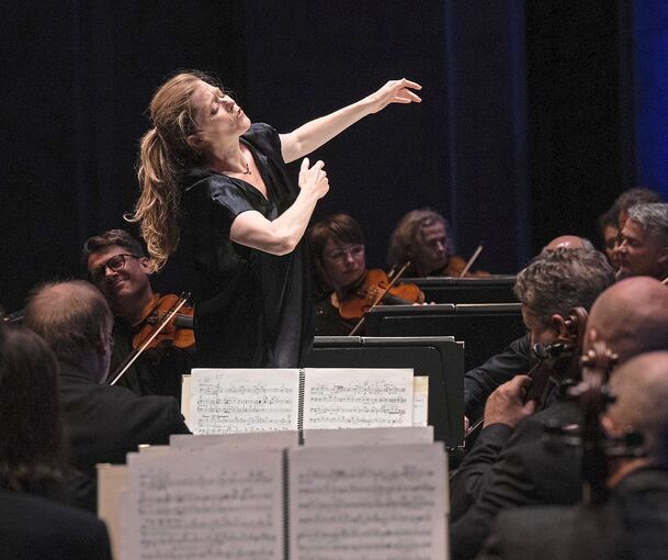 Die Dirigentin und Sängerin Barbara Hannigan überzeugte ... Foto: Reiner Pfisterer/p