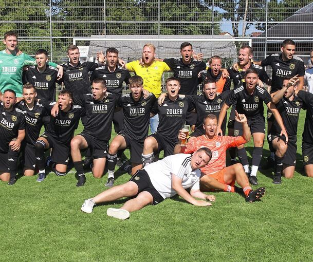 Zweiter Aufstieg in Folge, künftig spielt der GSV Pleidelsheim in der Landesliga: Die Spieler mit Trainer Marcus Wenninger (links) feiern ihren Überraschungserfolg. Foto: Baumann