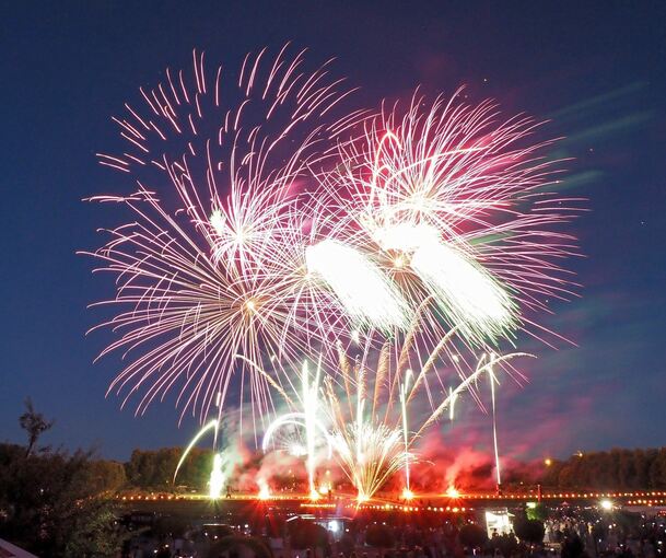 Nicht nur was fürs Auge: Das Feuerwerk ist abgestimmt auf Musik. Archivfoto: Holm Wolschendorf