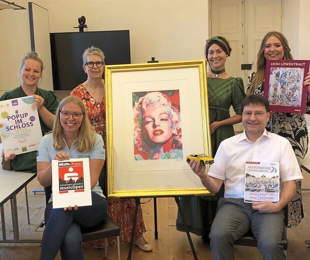 Ein buntes Potpourri an Veranstaltungen ist für das zweite Halbjahr im Residenzschloss geplant. Das Foto zeigt (von links) Deborah Schulze (Hallo Ludwigsburg), Lilly Scholz (Eventstifter), Barbara Watzl (Galerie Watzl), Anna Okupski als Kammerzofe, M