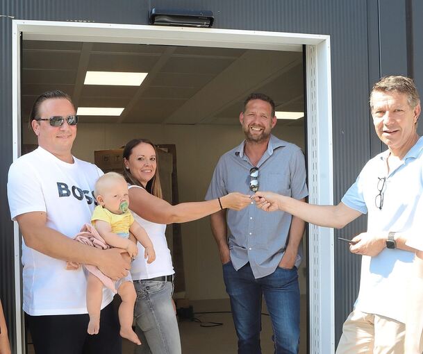 Einer Eröffnung demnächst steht nichts mehr im Wege. Bei der Schlüsselübergabe sind dabei: Jochen Schwab von Tante M, Bürgermeister Günther Pilz sowie Sabrina und Markus Buck mit Töchterchen Mila (von rechts). Foto: Ramona Theiss