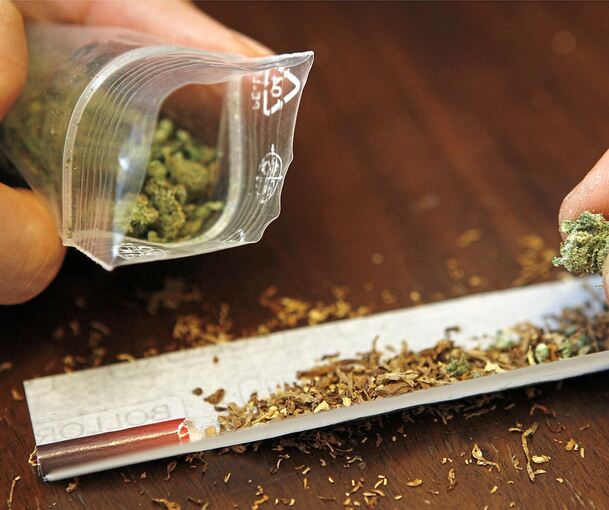 Die Polizei hat bei einem Jugendlichen in Bietigheim-Bissingen mehrere abgepackte Cannabis-Portionen entdeckt. Symbolbild: Daniel Karmann/dpa