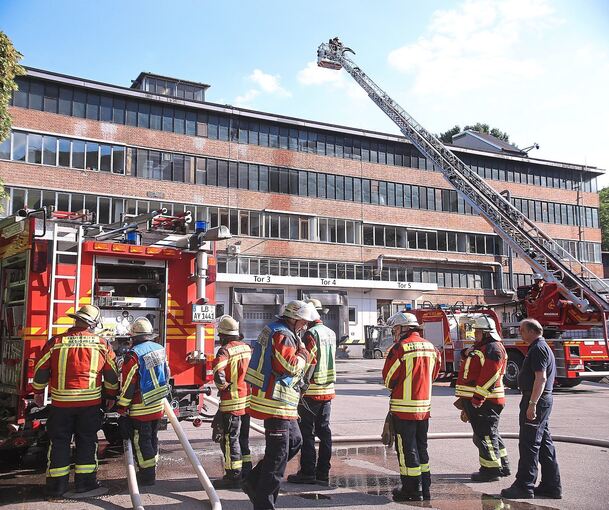 Auf dem Betriebsgelände von Sun Chemical arbeiten die Werkfeuerwehr und die Freiwillige Feuerwehr Besigheim zusammen. Fotos: Alfred Drossel
