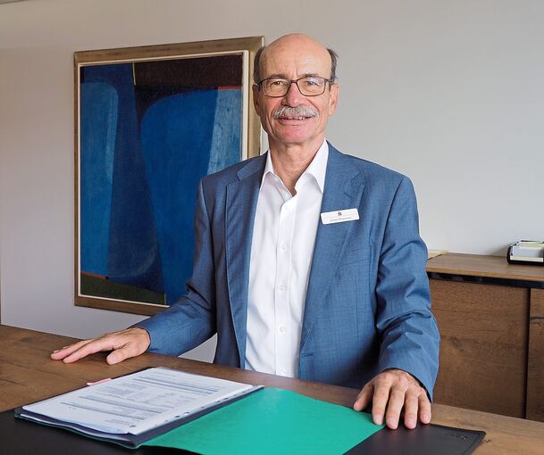 Bis fast zum letzten Tag vor seinem Eintritt in den Ruhestand landeten noch Papiere zur Bearbeitung auf seinem Schreibtisch. Foto: Holm Wolschendorf